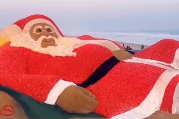 ​В Індії створили величезну фігуру Санта-Клауса з 1,5 тонн помідорів та піску