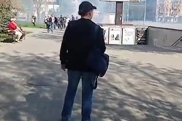 Російське вторгнення в Україну : У Херсоні місцеві жителі вийшли на мирну акцію протесту проти псевдореферендуму та російської окупації, окупанти використали газові і світлошумові гранати, є поранені та затримані. Російське вторгнення в Україну : У Херсоні місцеві жителі вийшли на мирну акцію протесту проти псевдореферендуму та російської окупації, окупанти використали газові і світлошумові гранати, є поранені та затримані.