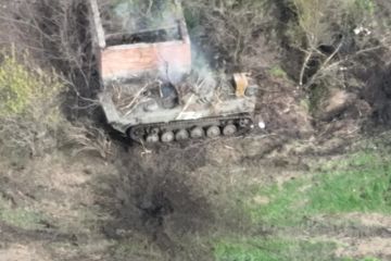 Російське вторгнення в Україну : Боги війни тримають планку! Мінус танк та БМП окупантів Російське вторгнення в Україну : Боги війни тримають планку! Мінус танк та БМП окупантів