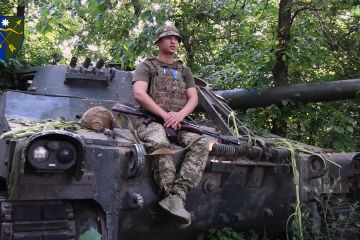 Молодий артилерист 23 ОМБр з позивним "Двадцять четвертий" Молодий артилерист 23 ОМБр з позивним "Двадцять четвертий"