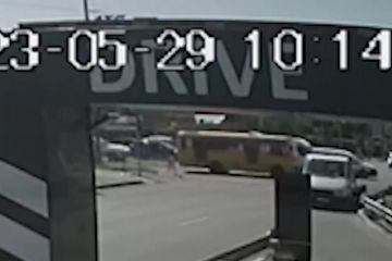 Уламок російської ракети ледь не влучив у пасажирську маршрутку в Києві Уламок російської ракети ледь не влучив у пасажирську маршрутку в Києві