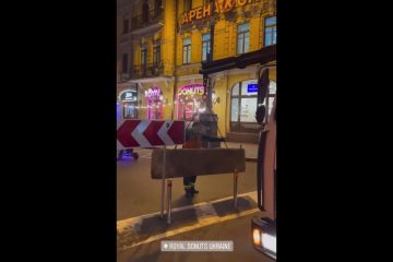 На Бессарабській площі встановили бетонні блоки. На Бессарабській площі встановили бетонні блоки.