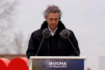 Прем'єр-міністр Словенії Роберт Ґолоб заговорив українською під час сьогоднішнього візиту до Бучі Прем'єр-міністр Словенії Роберт Ґолоб заговорив українською під час сьогоднішнього візиту до Бучі