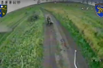 Пілоти взводу БпАК механізованого батальйону 23 ОМБр знищують живу противника Пілоти взводу БпАК механізованого батальйону 23 ОМБр знищують живу противника