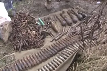 ​Під Зайцевим поліцейські виявили схрон боєприпасів: 200 снарядів, 6 мін, 9 гранат та близько 40 тися